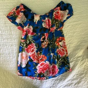🌸Off the shoulder floral top 🌸